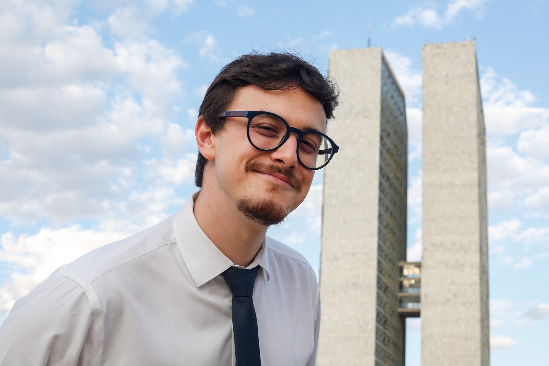 Guilherme Cortez em frente ao Congresso Nacional, em Brasília