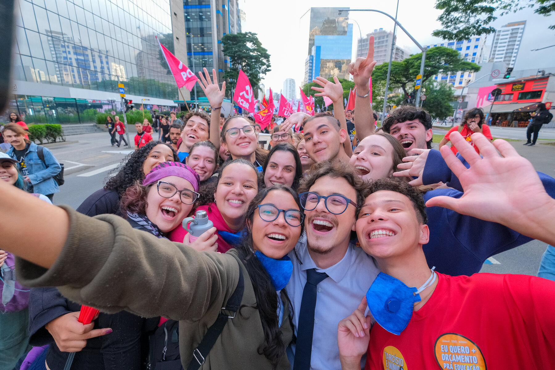 Guilherme Cortez em uma foto coletiva com apoiadores na Avenida Paulista
